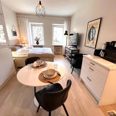 Апартаменты Quiet Renovated - Tram To The Center *