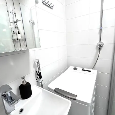 Quiet Renovated - Tram To The Center Апартаменты *