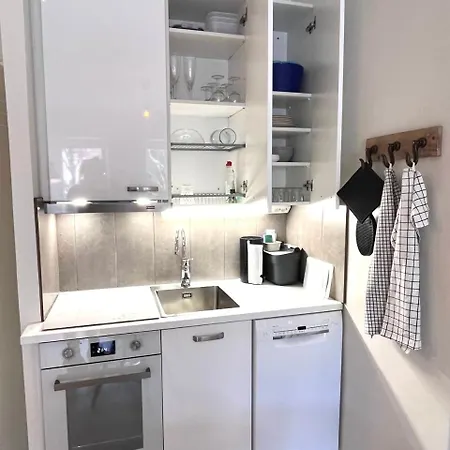 Апартаменты Quiet Renovated - Tram To The Center *